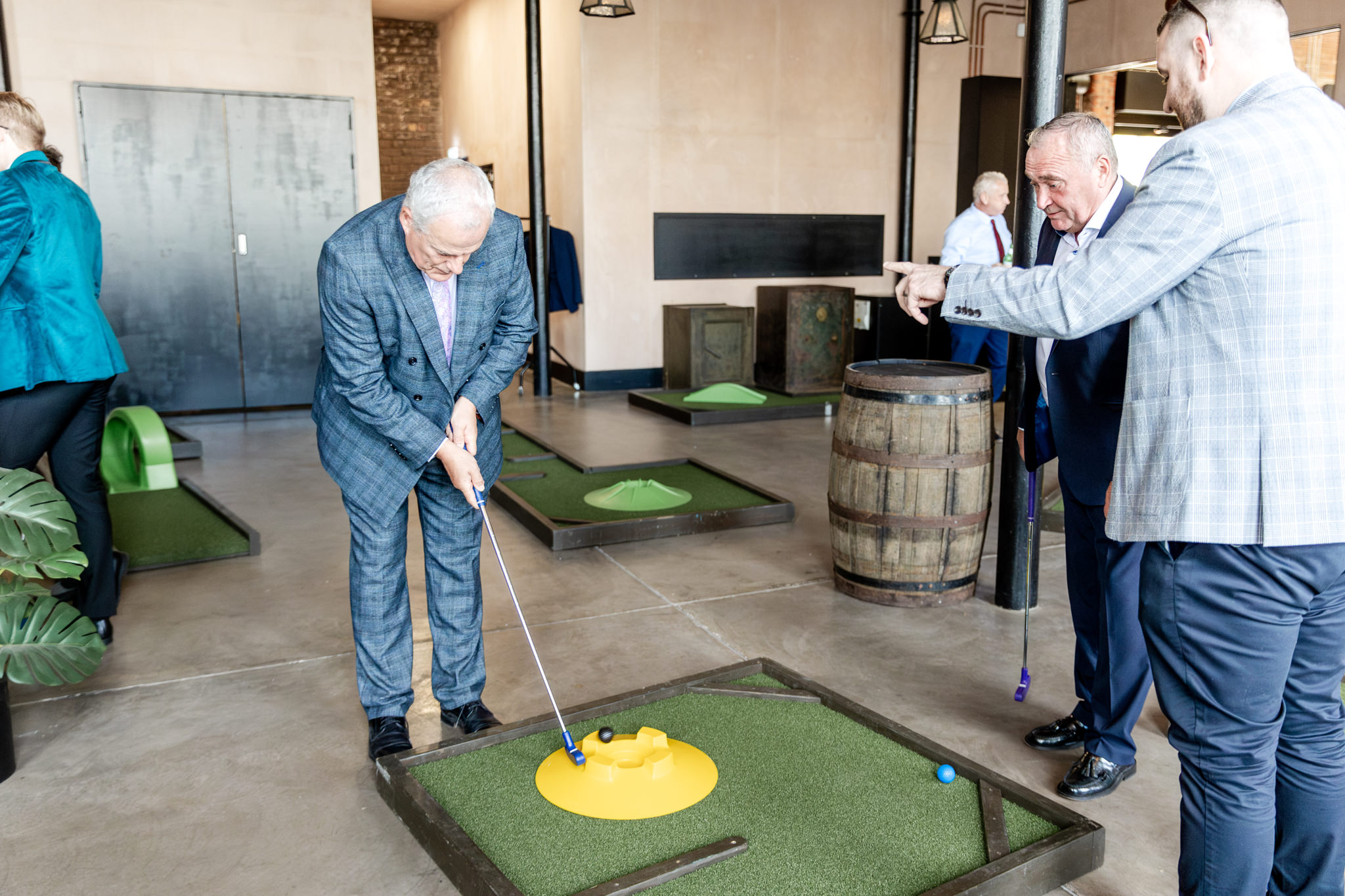 wedding guests playing crazy golf