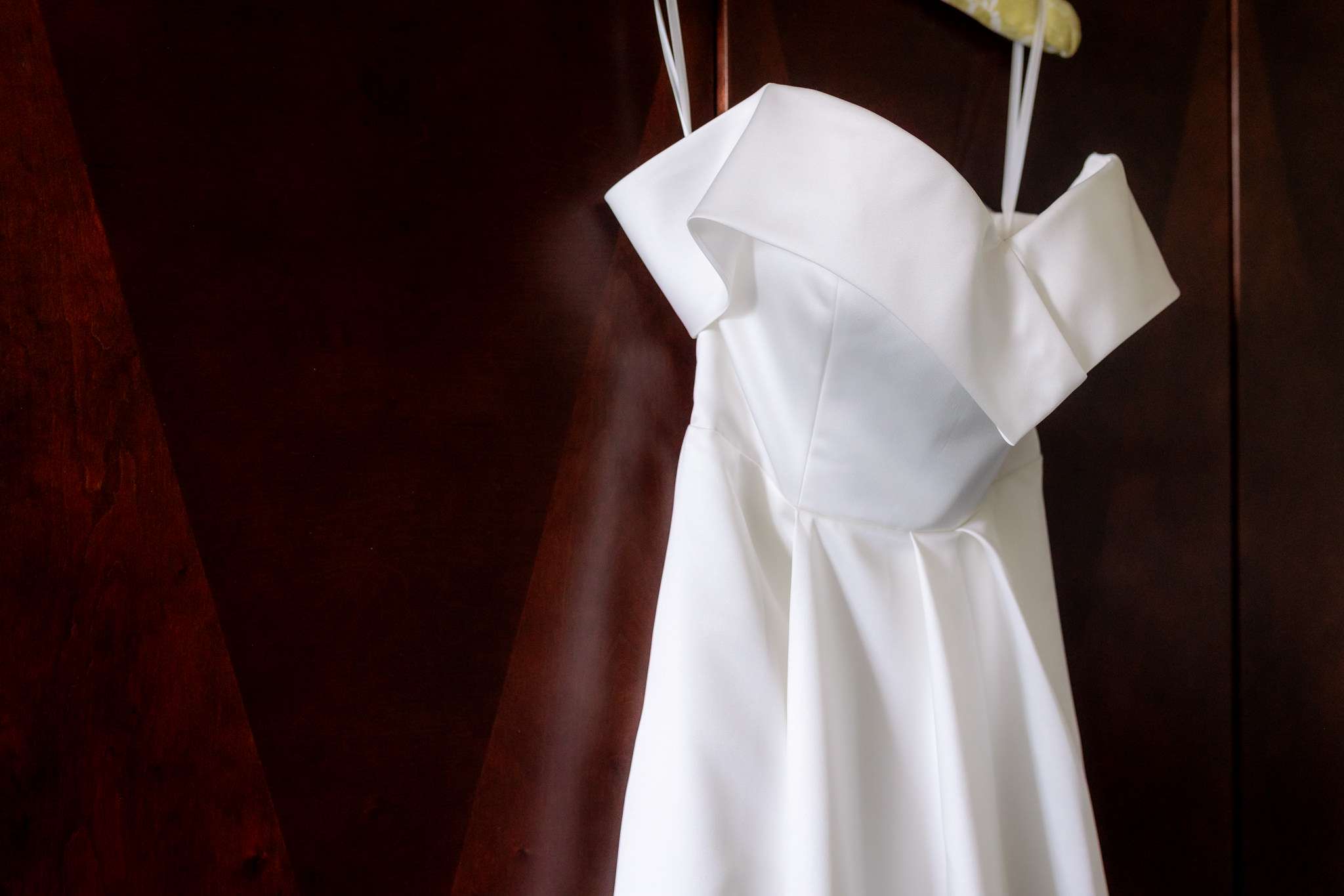 neckline of a white wedding dress